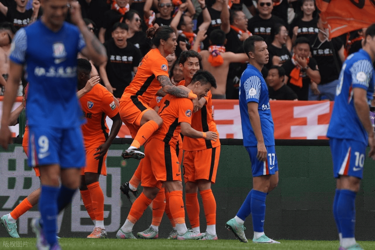 世界杯预选赛首回合对决在即!上海海港演练定位球,明尼苏达森林狼密集防守应对的简单介绍